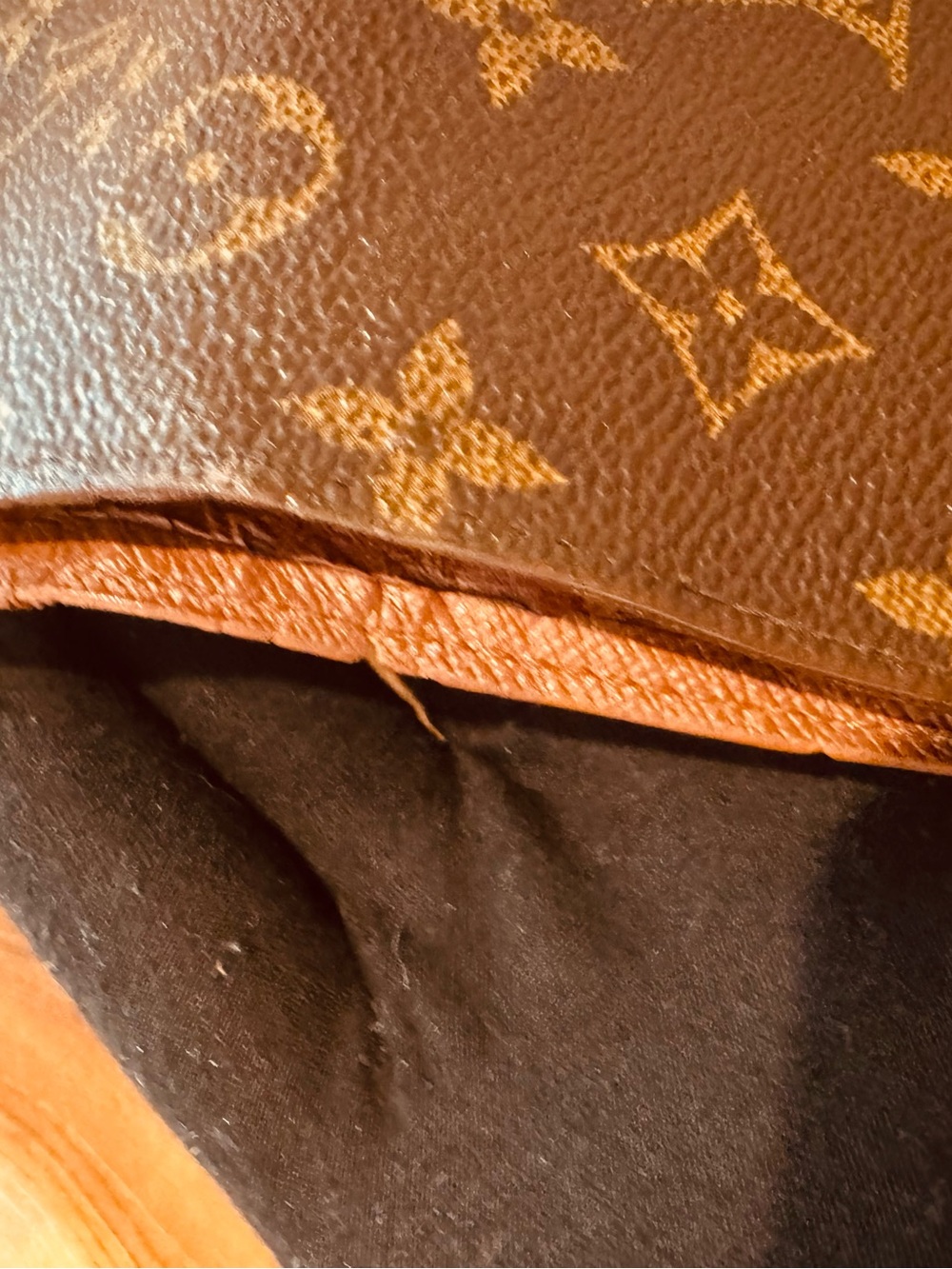 Just in Vuitton French purse, compact, wallet, kiss, lock, monogram, canvas - Picture 12 of 17